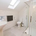 The Red Keep Fab Location - Two Bed - Two Bathrooms -townhouse