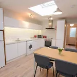 The Red Keep Fab Location - Two Bed - Two Bathrooms -townhouse شقة