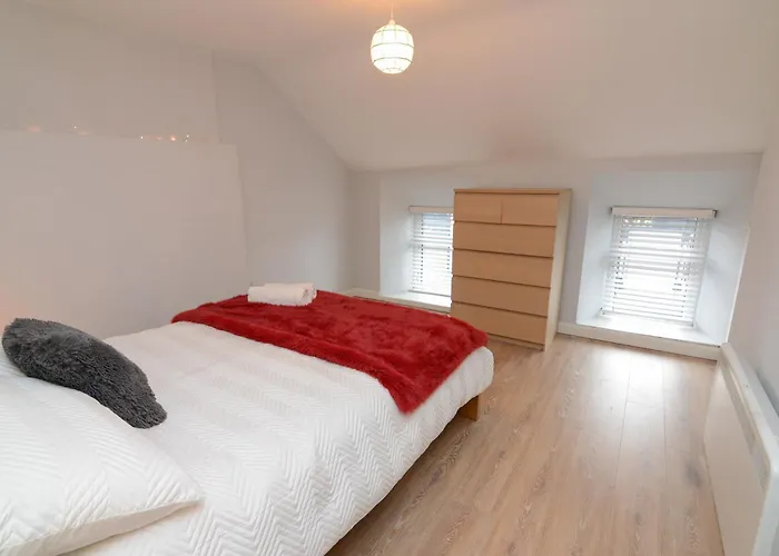 The Red Keep Fab Location - Two Bed - Two Bathrooms -townhouse *