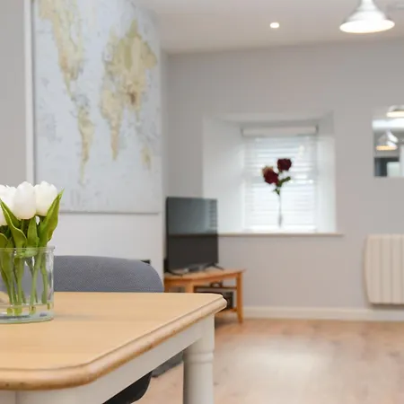 The Red Keep Fab Location - Two Bed - Two Bathrooms -townhouse