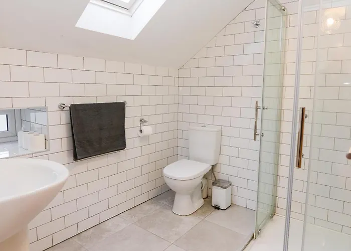 The Red Keep Fab Location - Two Bed - Two Bathrooms -townhouse