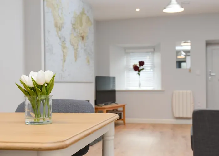 The Red Keep Fab Location - Two Bed - Two Bathrooms -townhouse